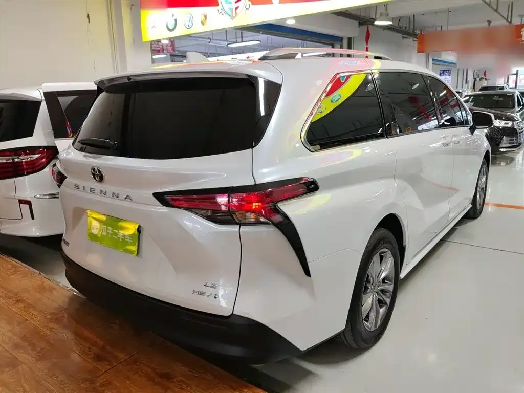Toyota Sienna — фото 4