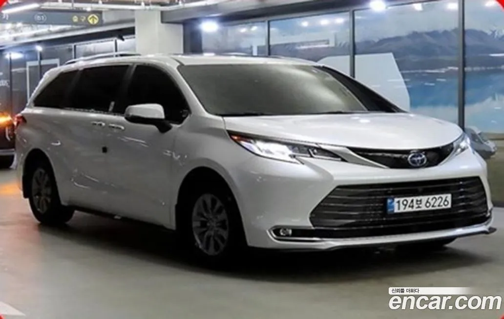 Toyota Sienna — фото 1