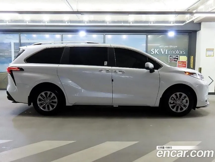 Toyota Sienna — фото 3