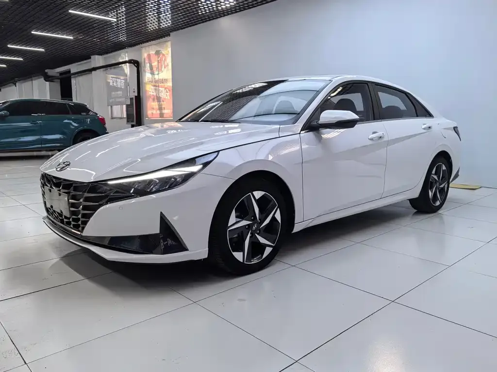 Hyundai Elantra — фото 1