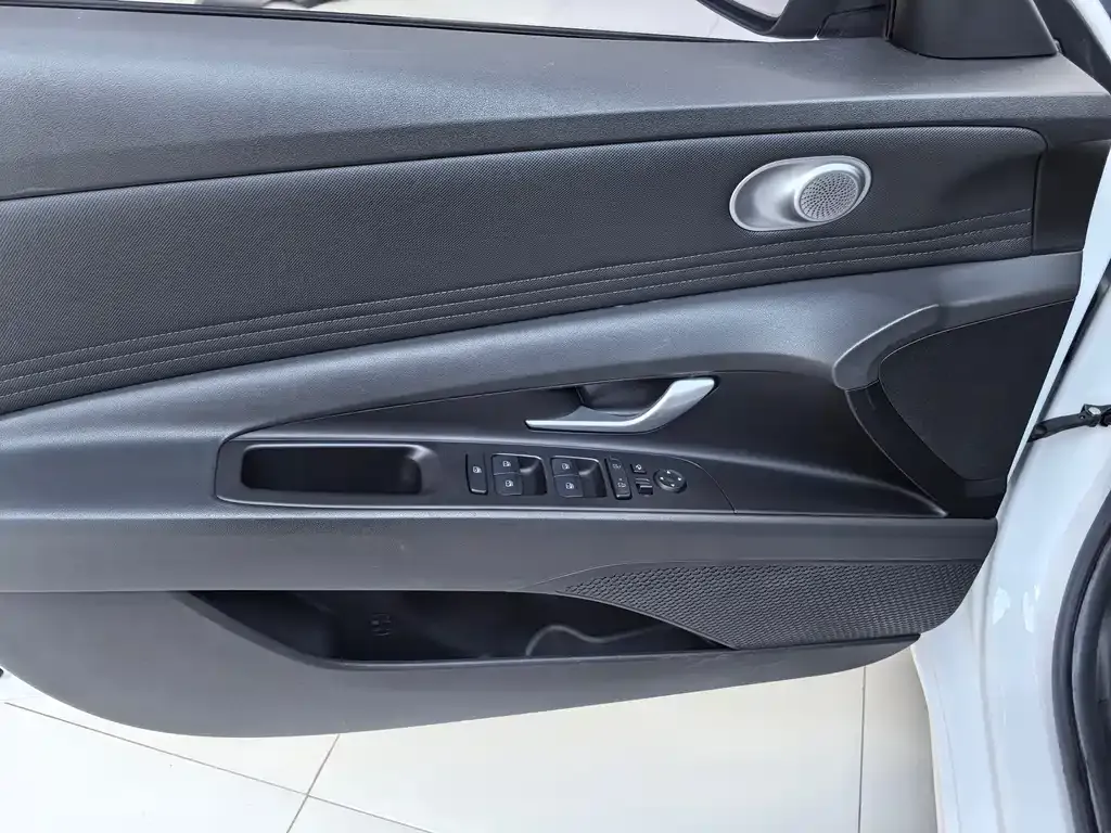 Hyundai Elantra — фото 4