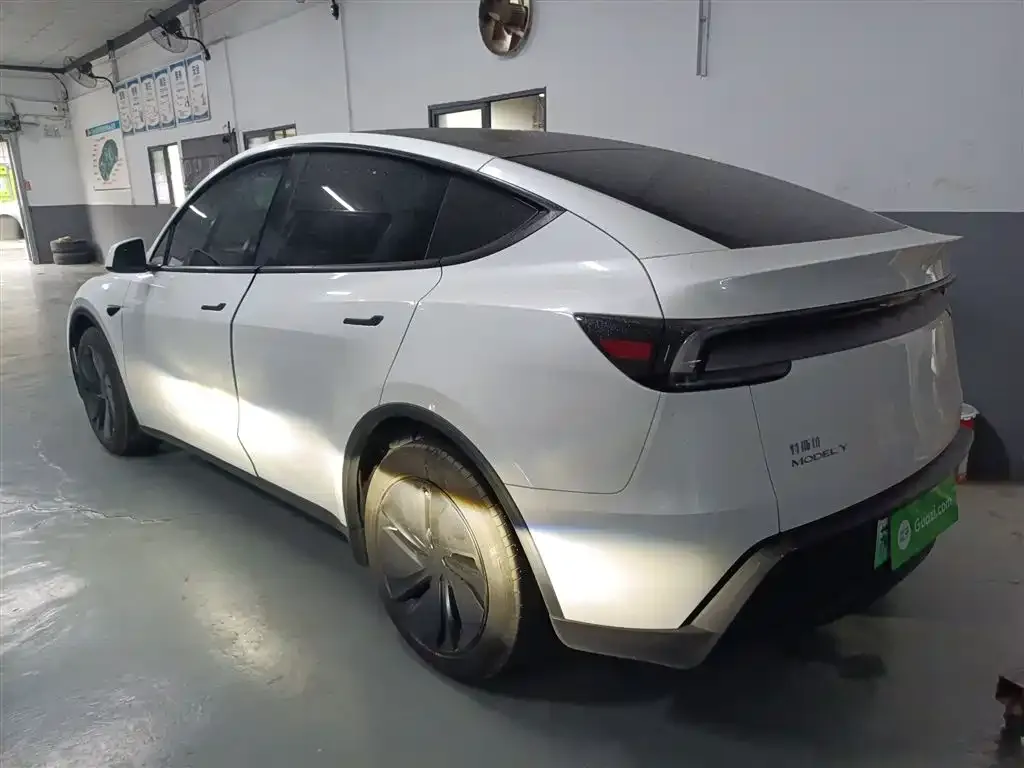 Tesla Model Y — фото 5
