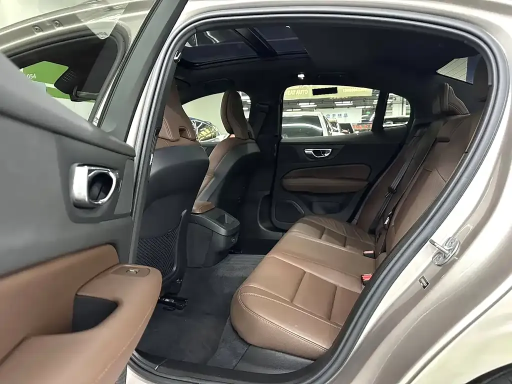 Volvo S60 2023 из CN, фото 2