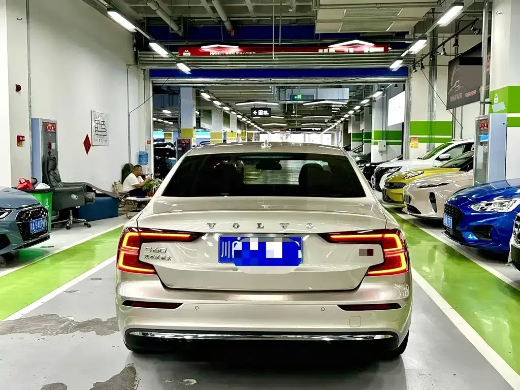 Volvo S60 2023 из CN, фото 4