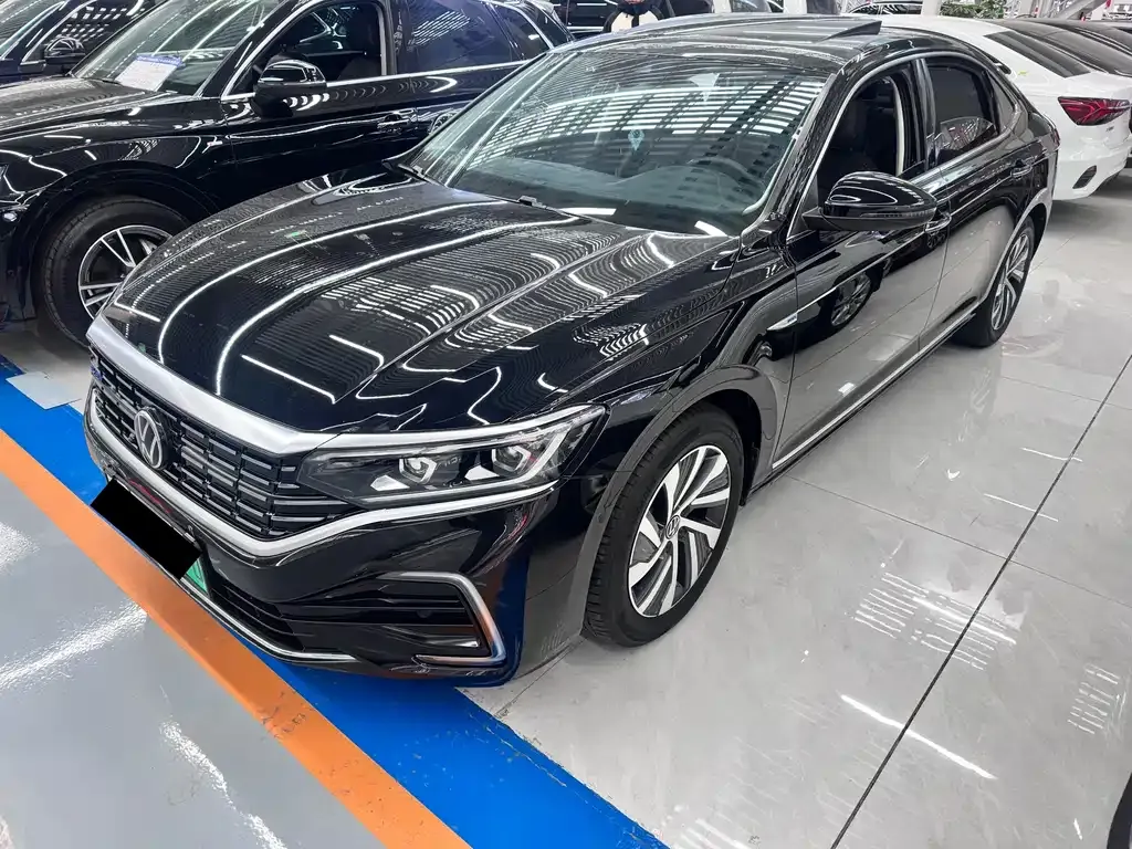 Volkswagen Passat New Energy — фото 1