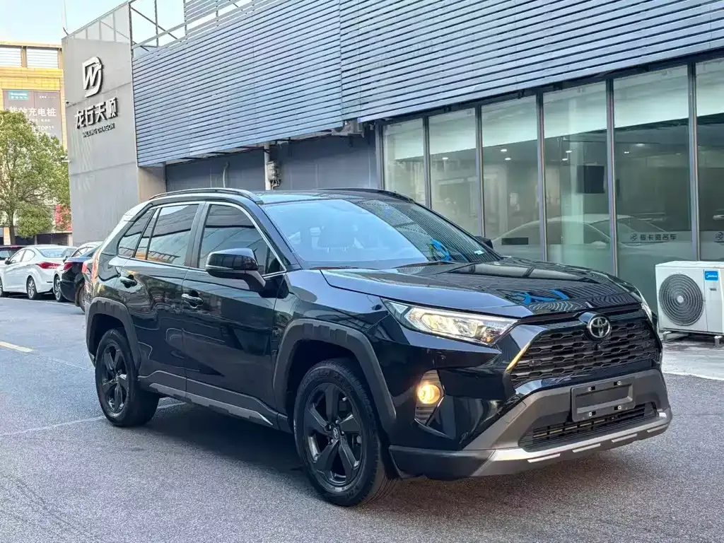 Toyota RAV4 — фото 7