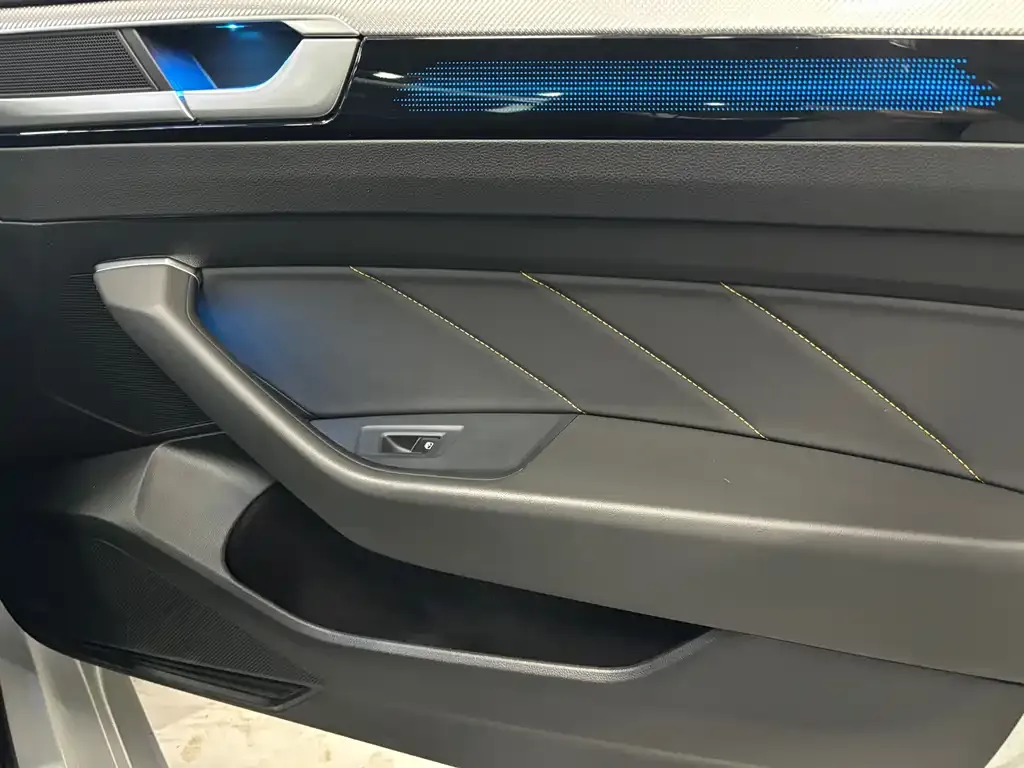Volkswagen CC 2023 из CN, фото 4