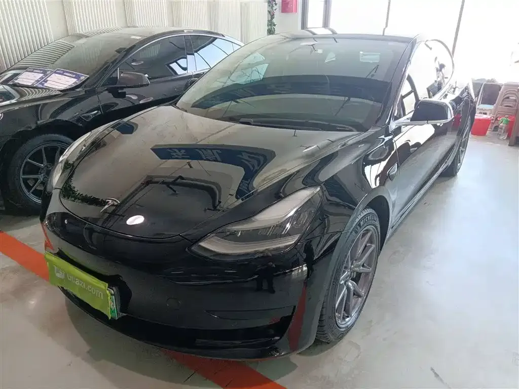 Tesla Model 3 — фото 1