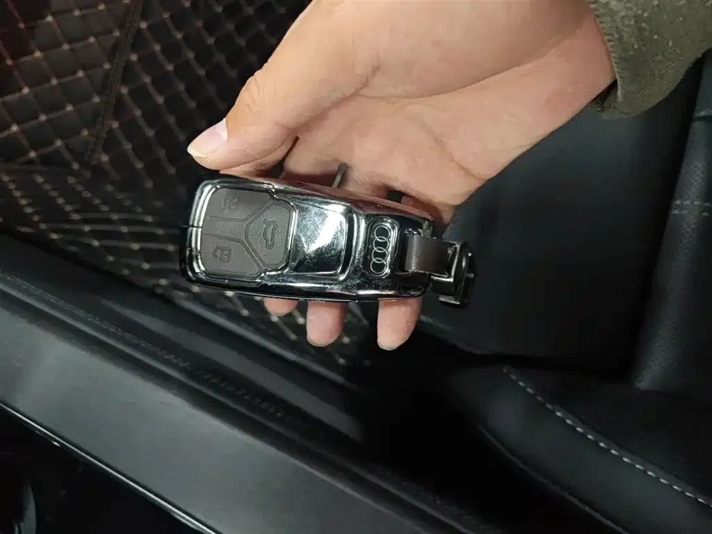 Audi A4L 2023 из CN, фото 2