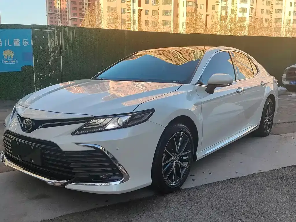 Toyota Camry — фото 1