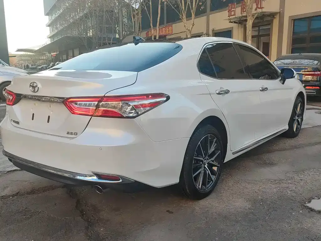 Toyota Camry — фото 6