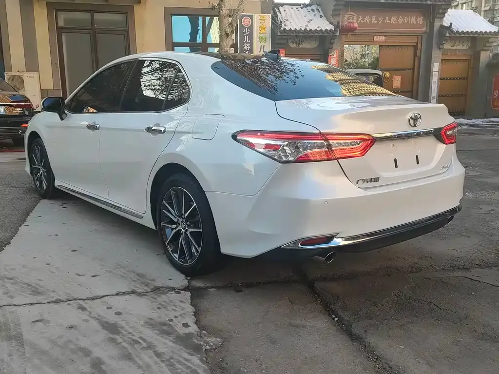 Toyota Camry — фото 8