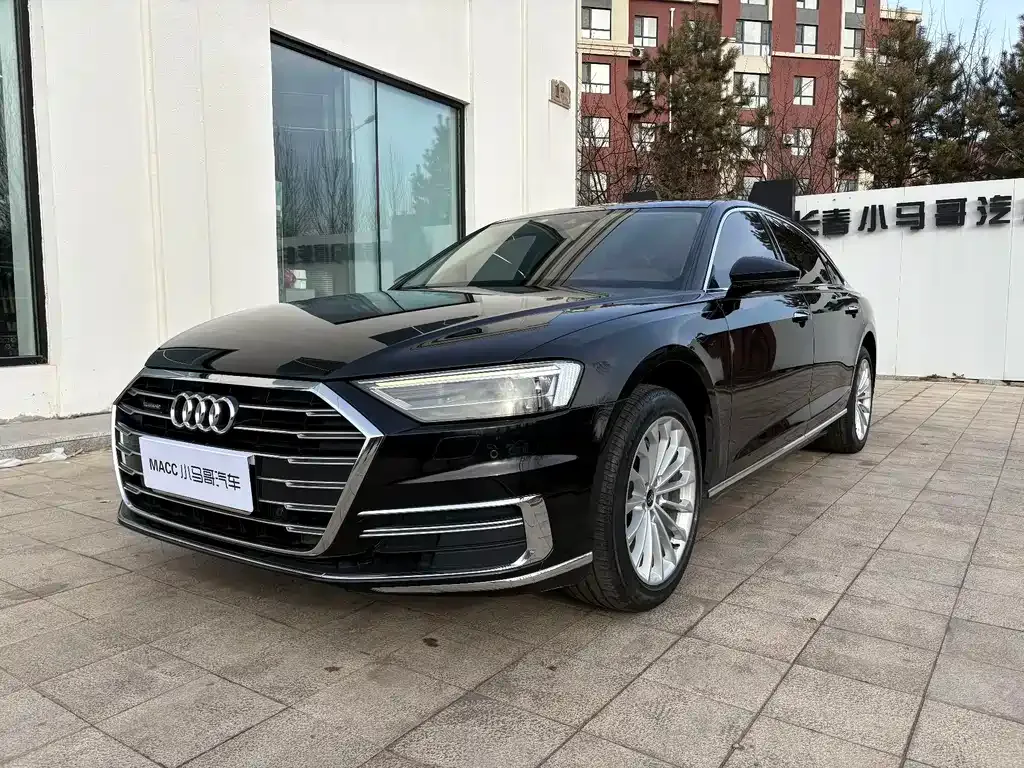 Audi A8 — фото 1