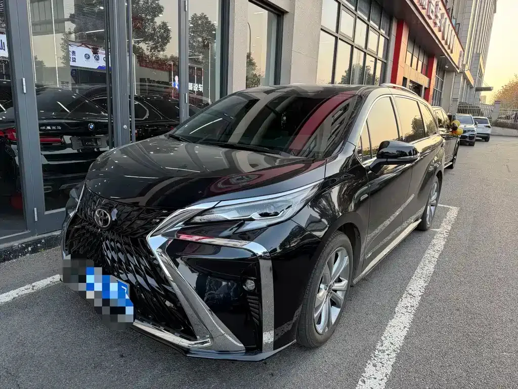 Toyota Sienna — фото 1
