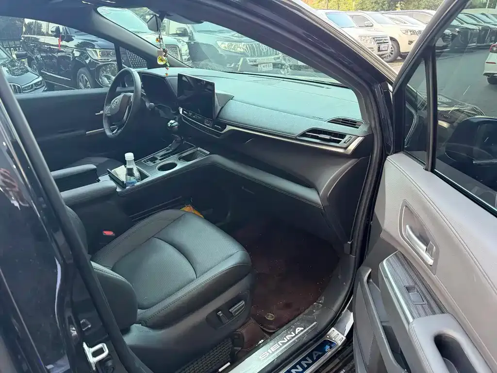 Toyota Sienna — фото 2
