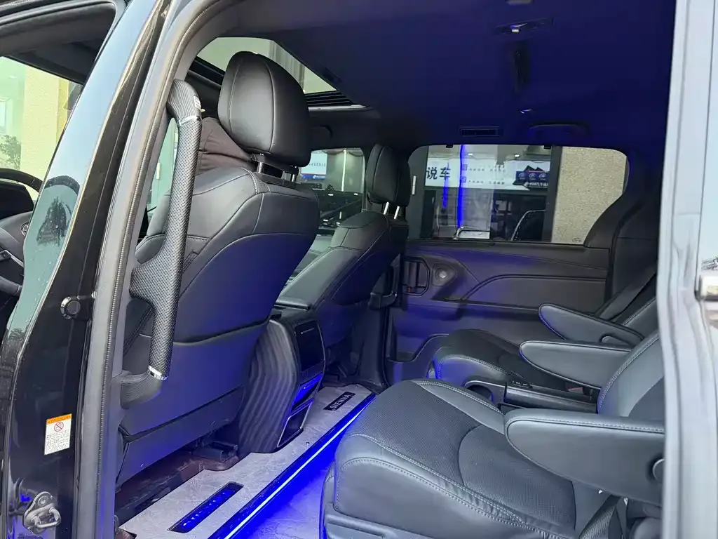 Toyota Sienna — фото 3