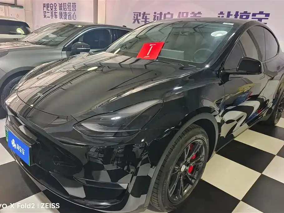 Tesla Model Y — фото 1