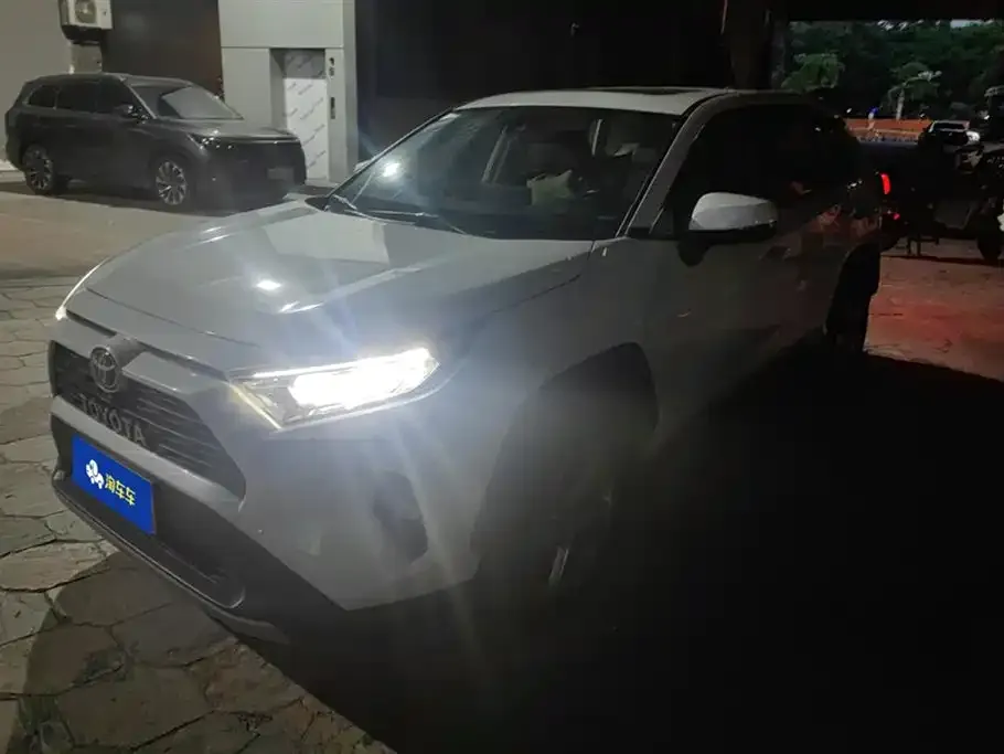 Toyota RAV4 — фото 1
