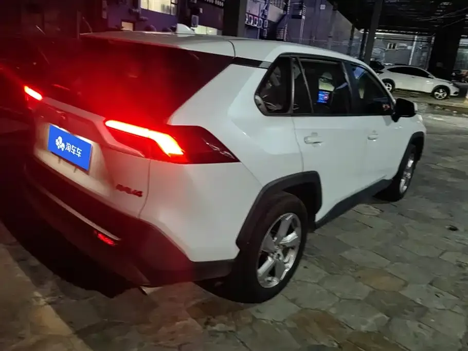 Toyota RAV4 — фото 2