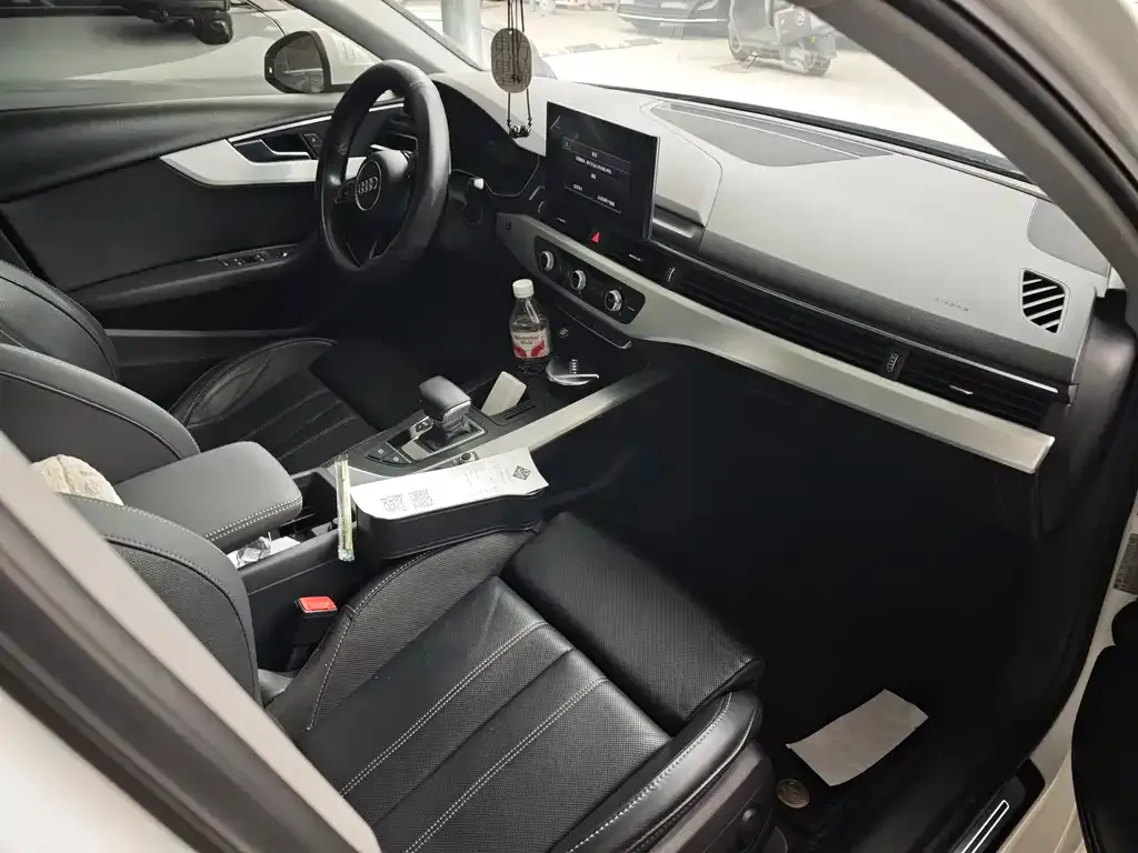 Audi A4L 2023 из CN, фото 4
