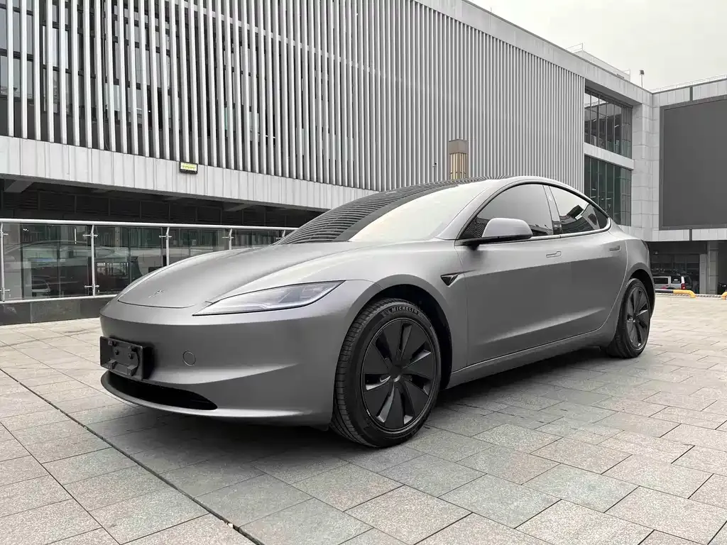 Tesla Model 3 — фото 1