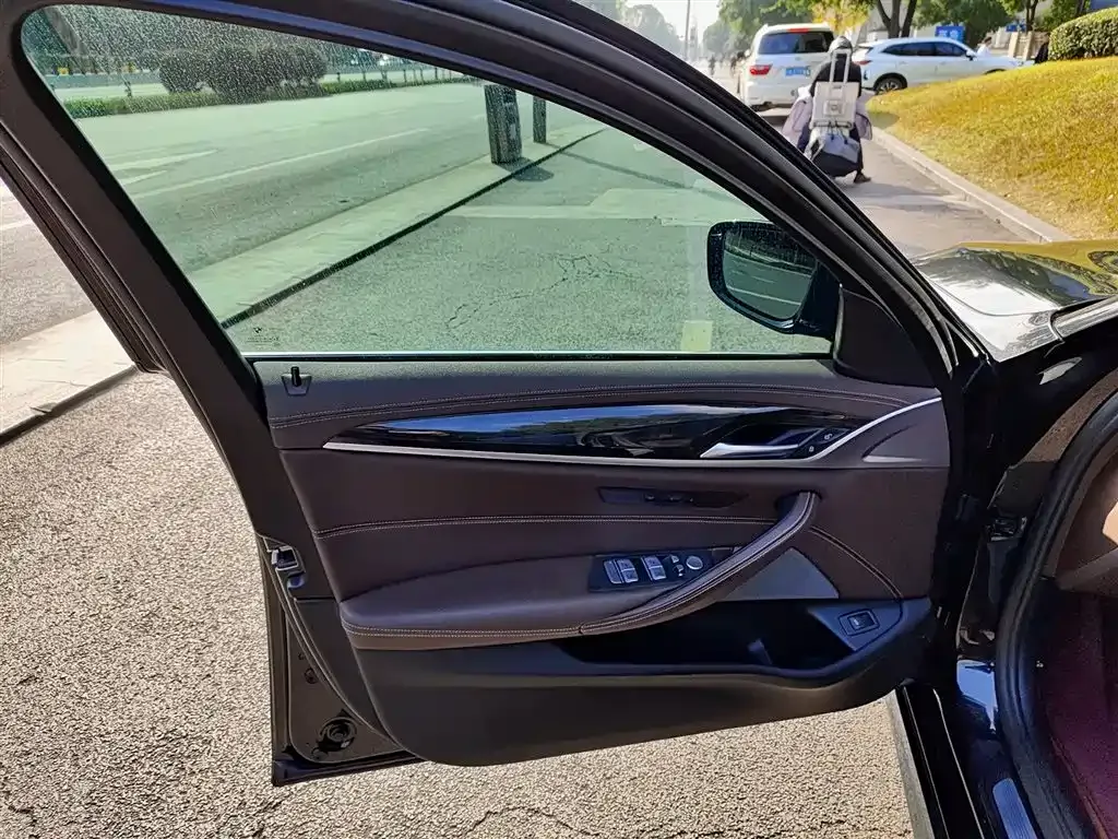 BMW 5 Series 2023 из CN, фото 3