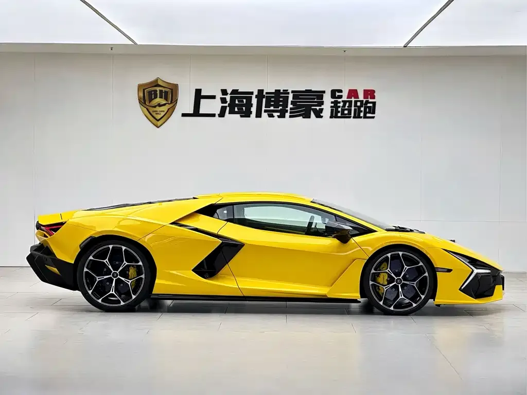 Lamborghini Revuelto — фото 10