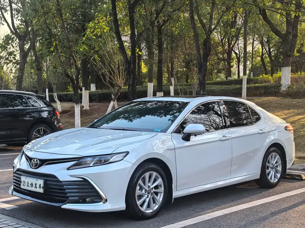 Toyota Camry — фото 1