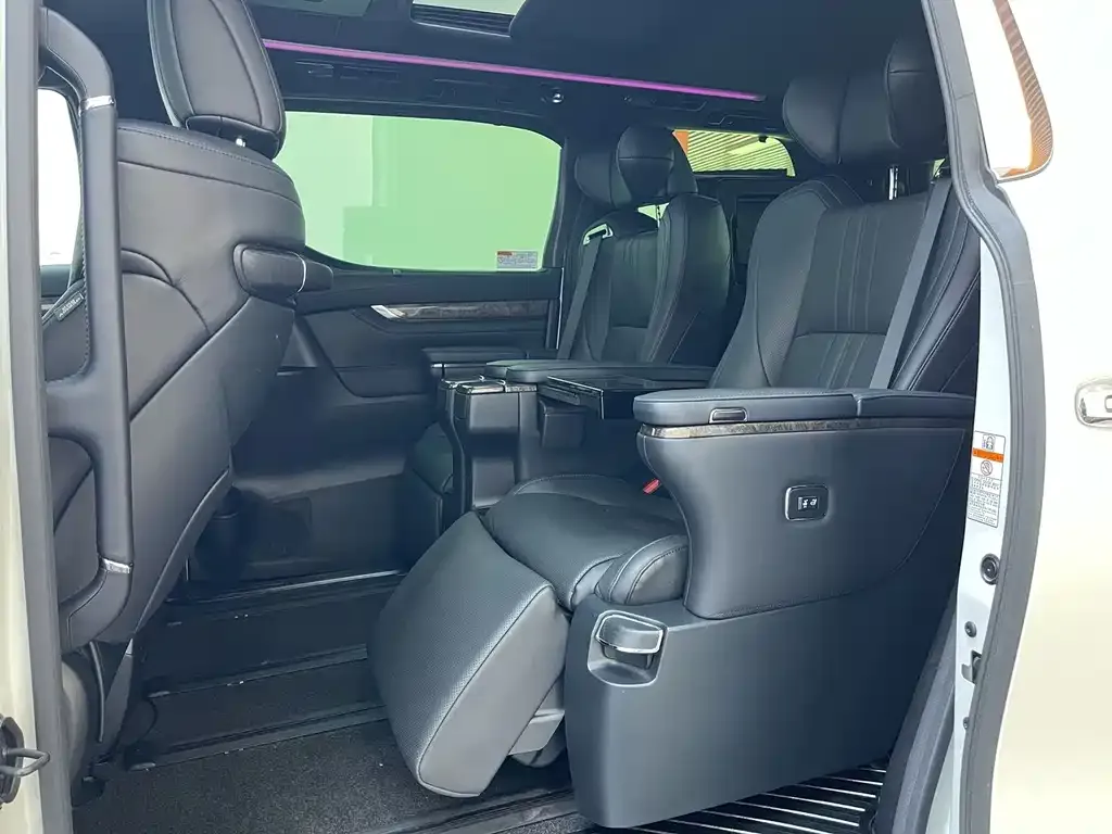 Toyota Alphard — фото 7