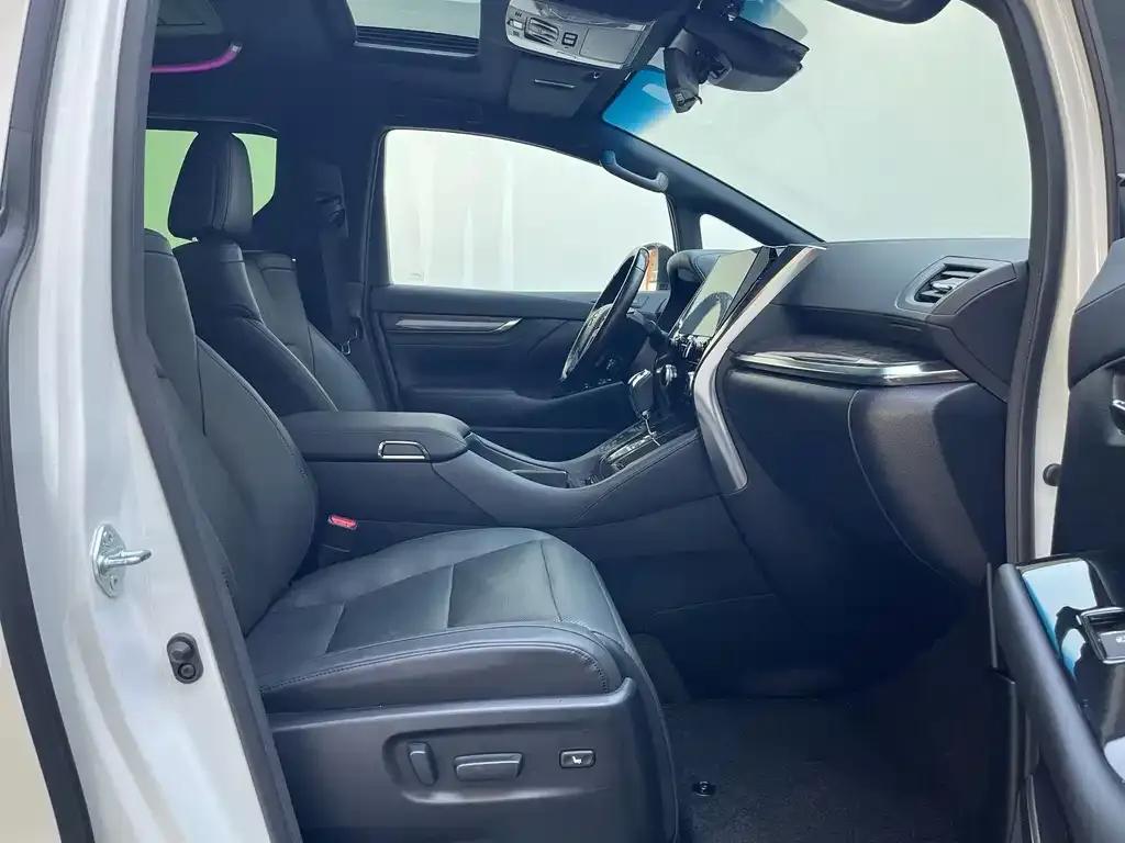 Toyota Alphard — фото 5
