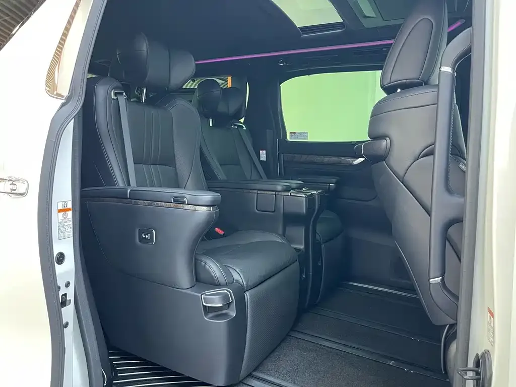 Toyota Alphard — фото 10