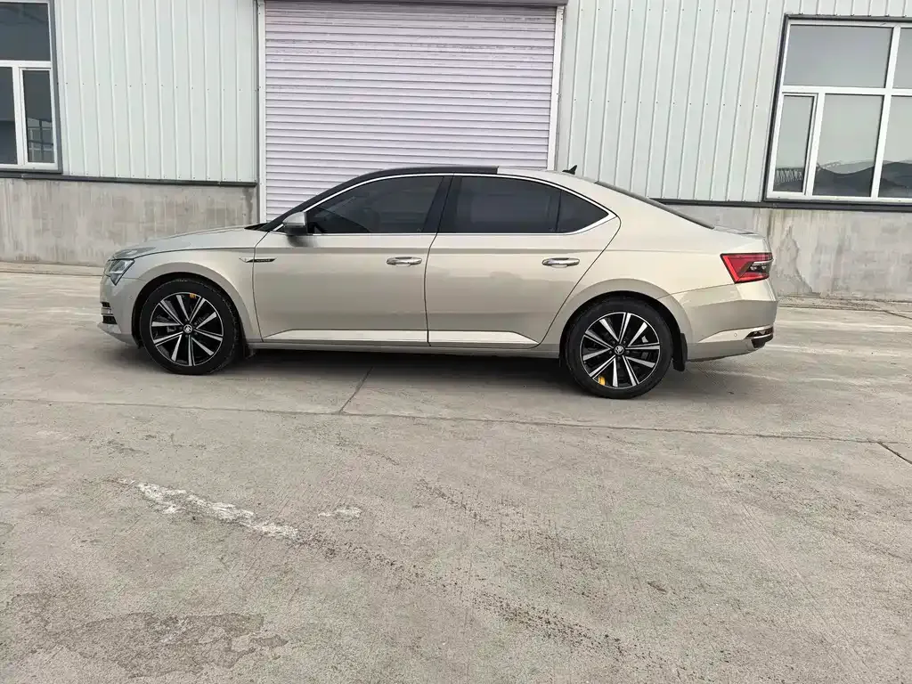 Skoda Superb — фото 10
