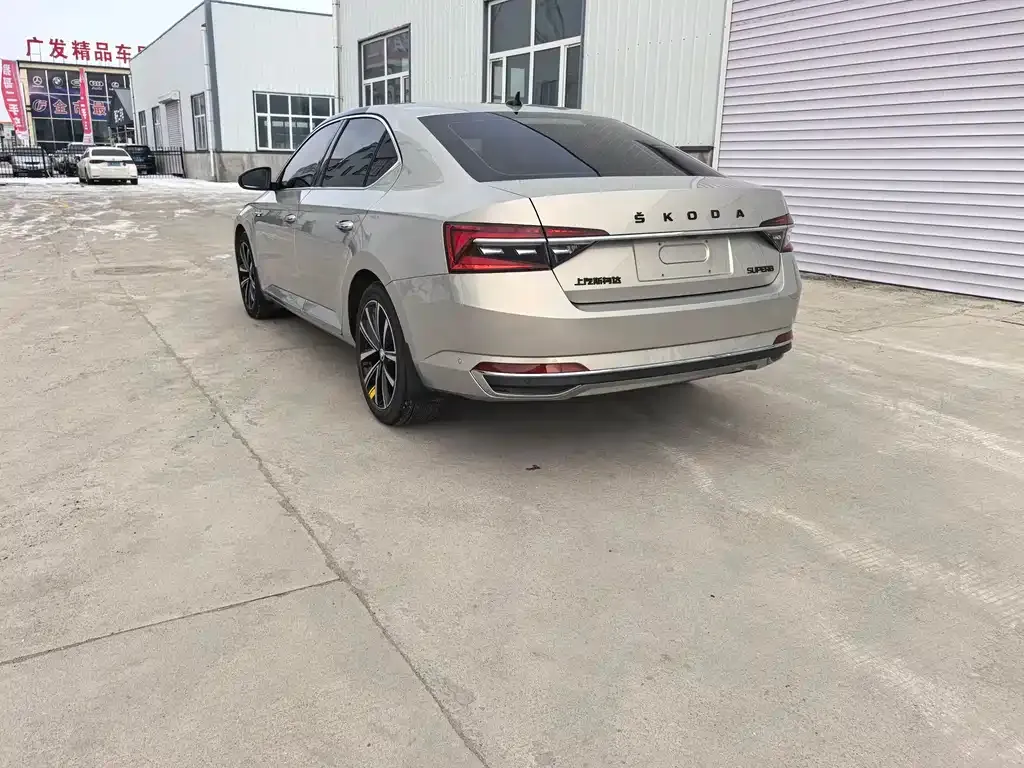 Skoda Superb — фото 8