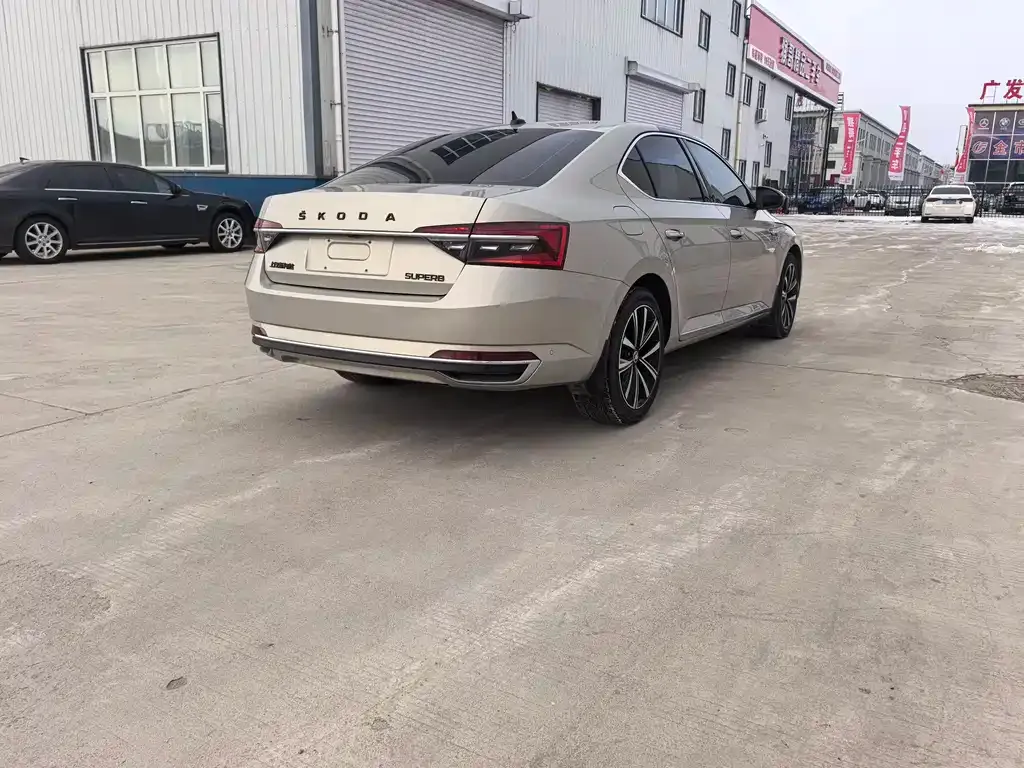 Skoda Superb — фото 9