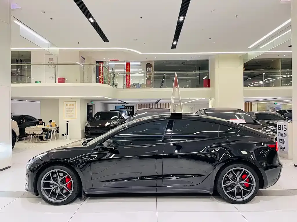 Tesla Model 3 — фото 10