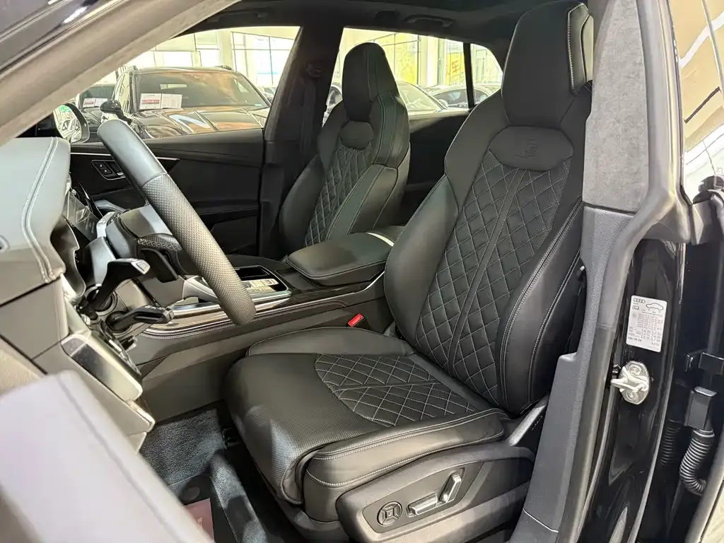 Audi Q8 2023 из CN, фото 6