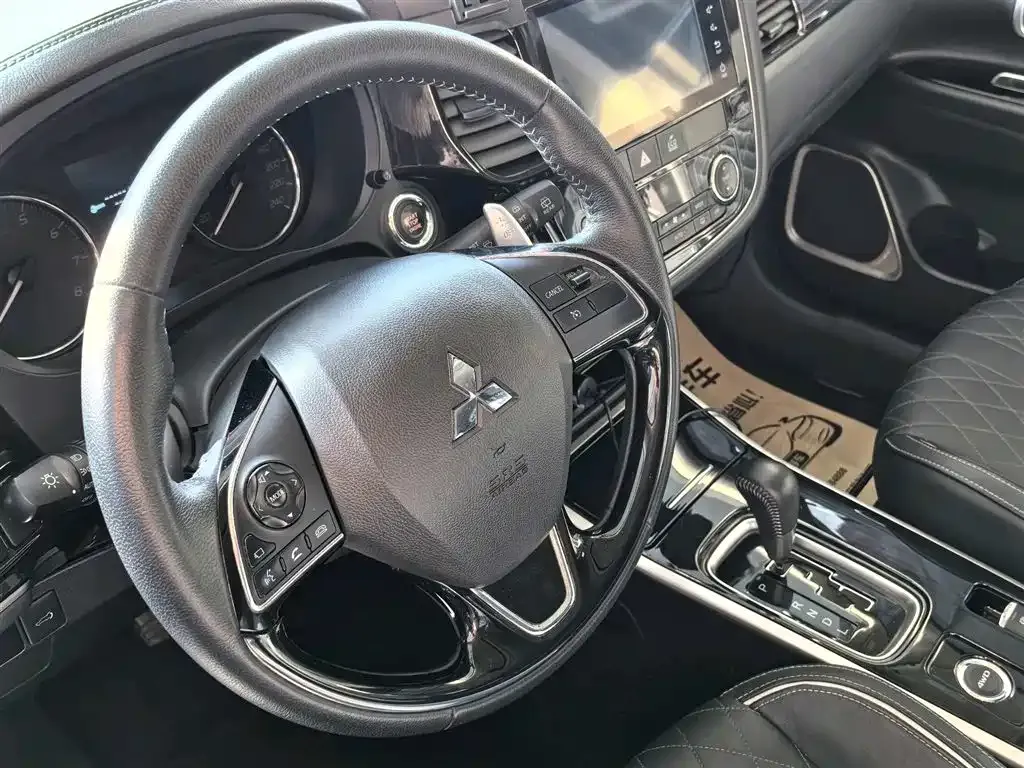 Mitsubishi Outlander — фото 10