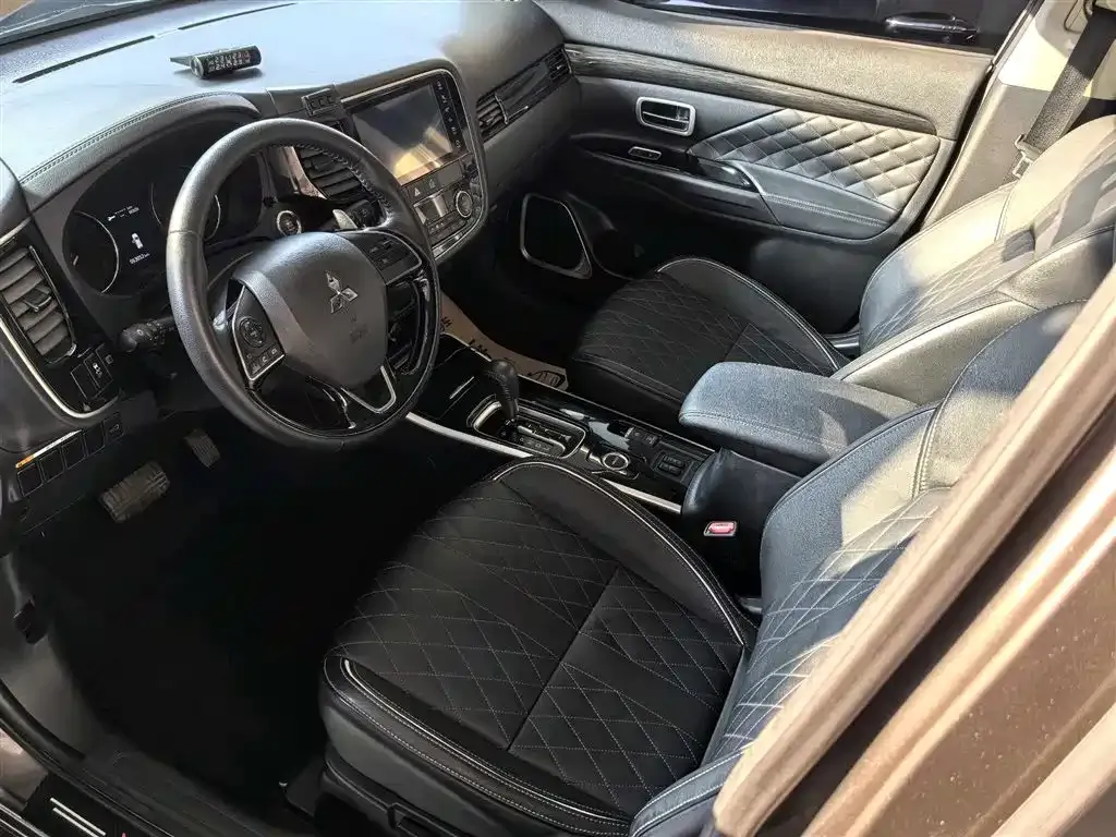 Mitsubishi Outlander — фото 4