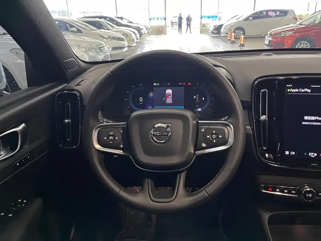 Volvo XC40 — фото 10