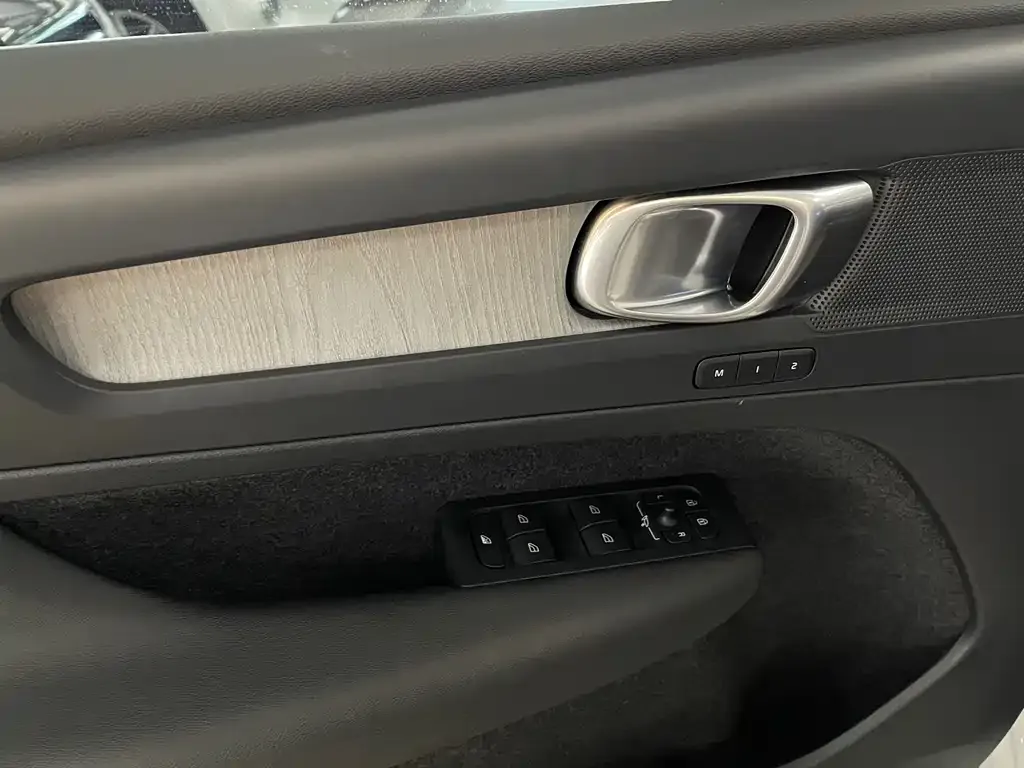 Volvo XC40 — фото 9