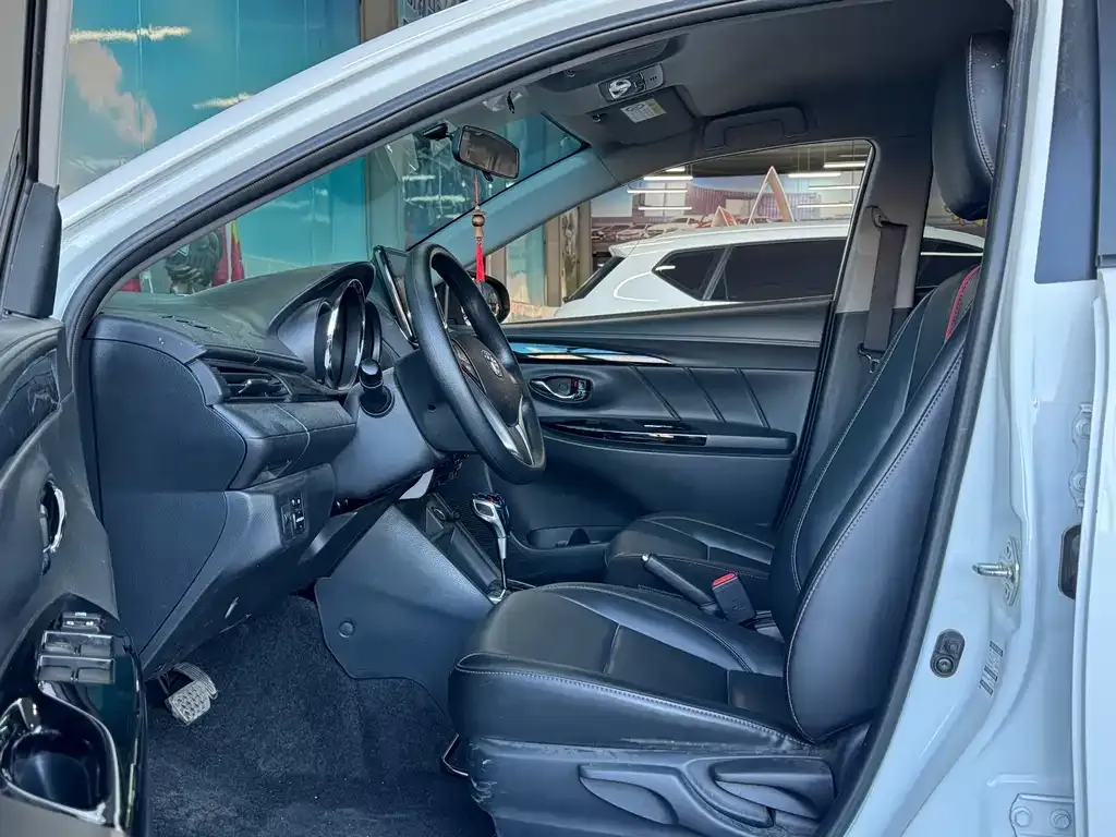 Toyota Yaris L — фото 9