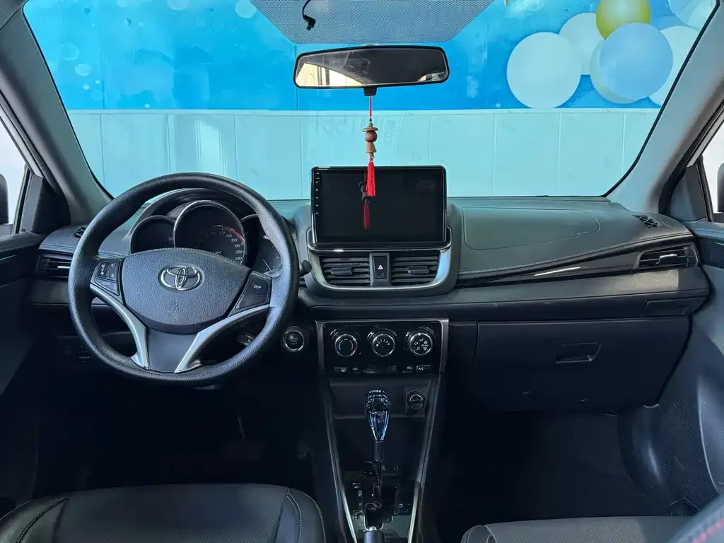 Toyota Yaris L — фото 4