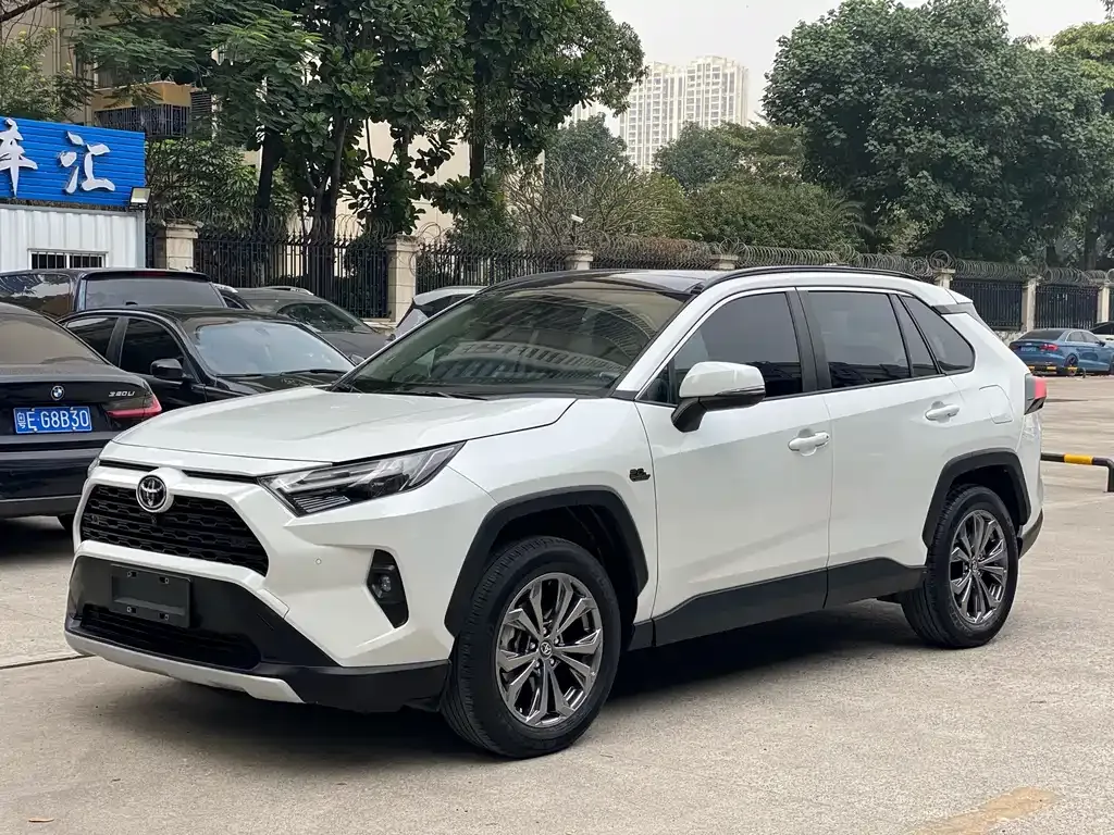 Toyota RAV4 — фото 1