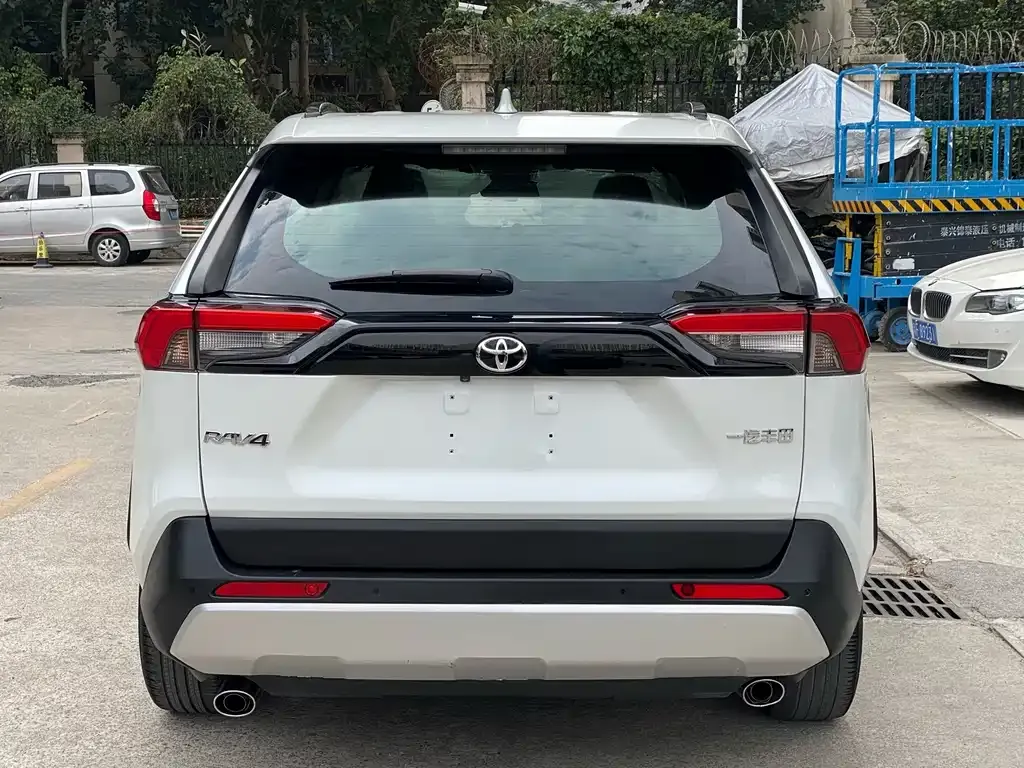 Toyota RAV4 — фото 8