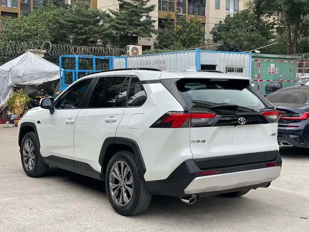 Toyota RAV4 — фото 9