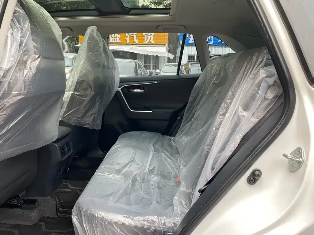Toyota RAV4 — фото 6