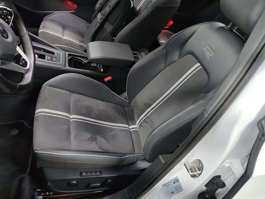 Volkswagen Golf 2023 из CN, фото 2