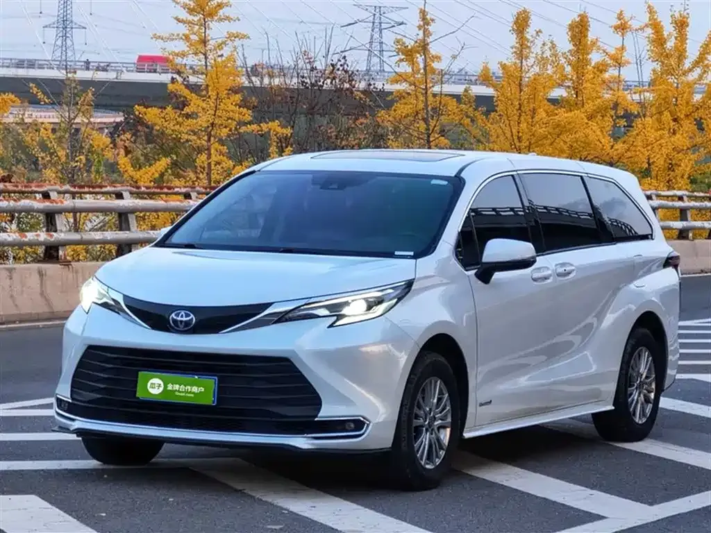 Toyota Sienna — фото 1