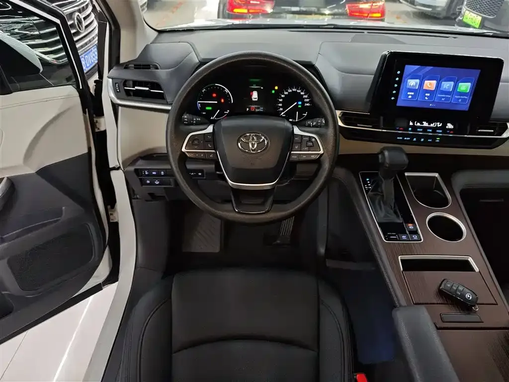 Toyota Sienna — фото 4