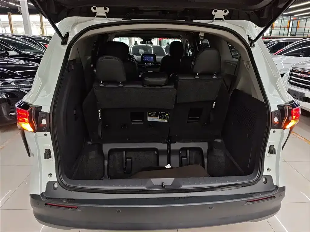 Toyota Sienna — фото 7
